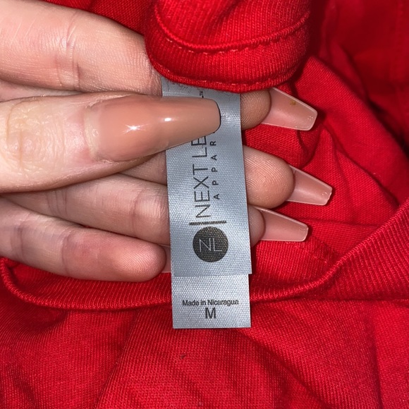 🍂Red long sleeve with green detailing “Drink up Grinches”! - Picture 7 of 7